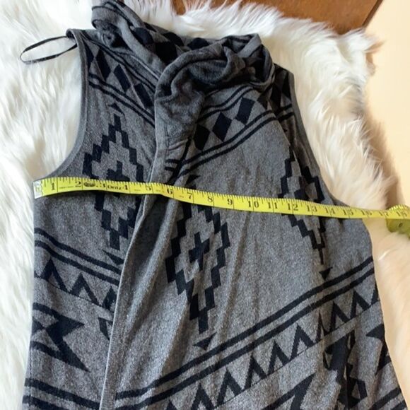 Forever 21 Gray & Black Aztec Tribal Print Sleeveless Cardigan One Size - Picture 7 of 9